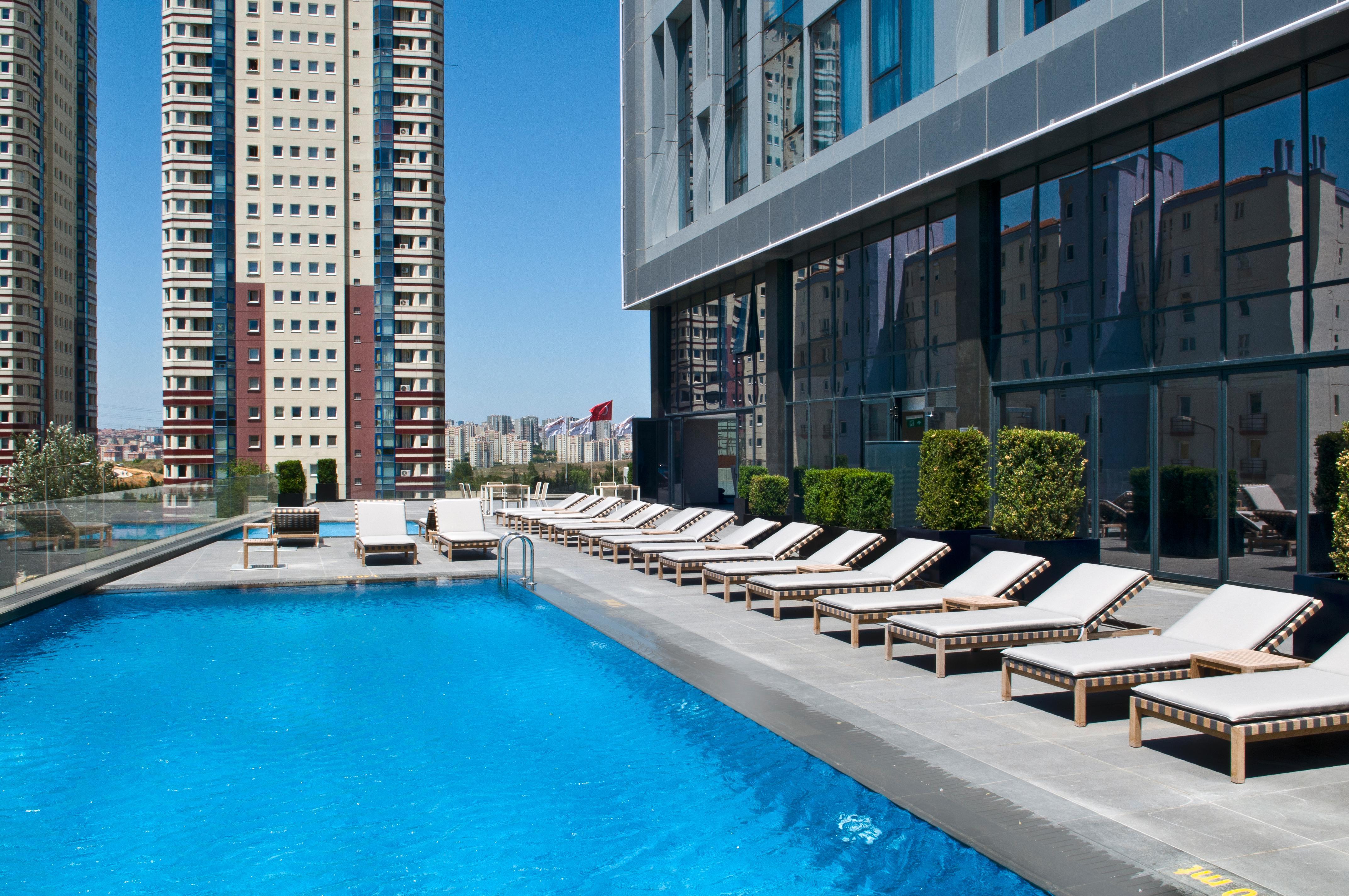 Radisson Blu Hotel Istanbul Asia Exterior photo Pool