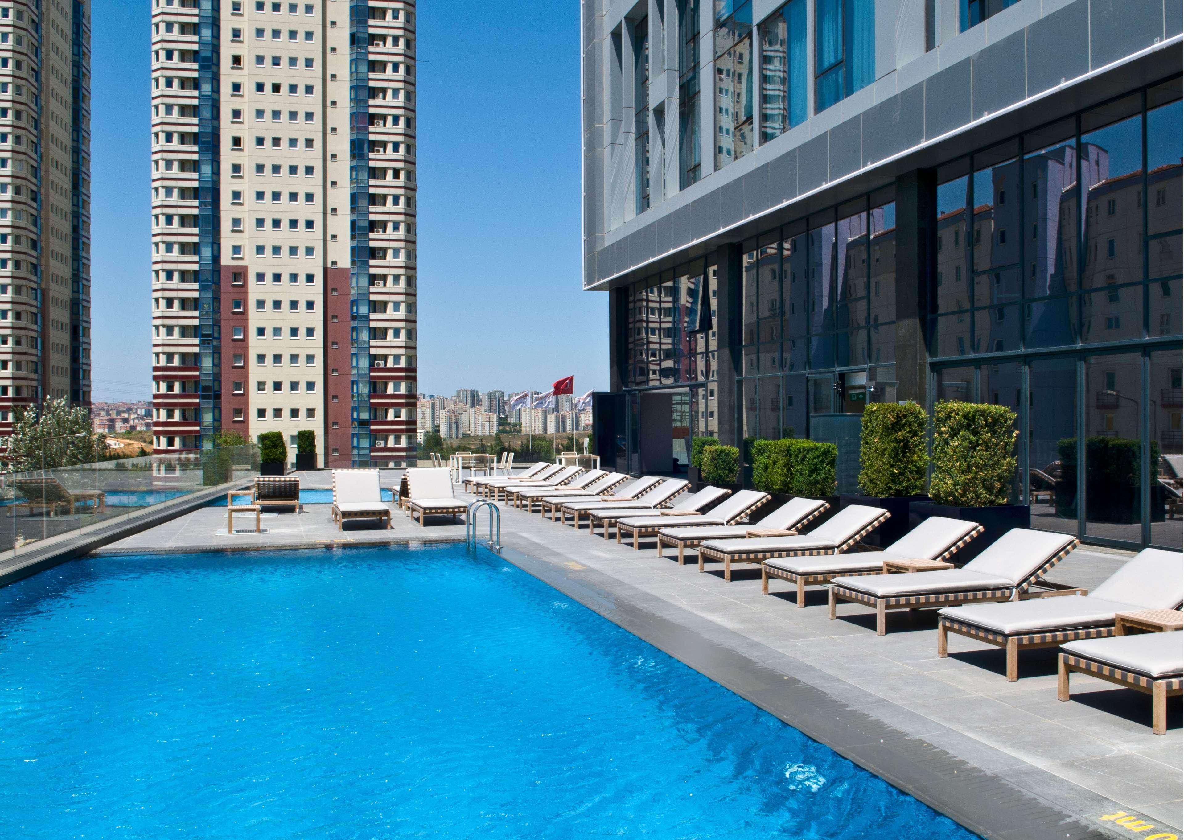 Radisson Blu Hotel Istanbul Asia Exterior photo The swimming pool at the hotel